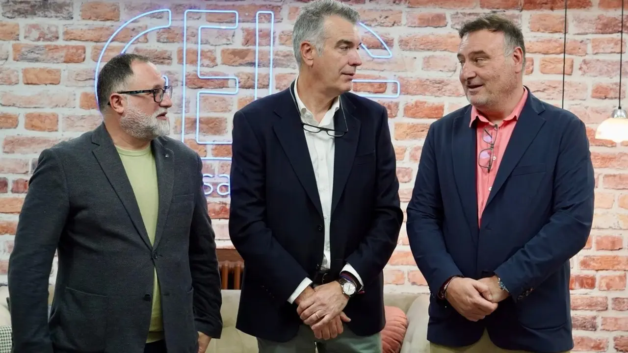 El director general de Feria de Valladolid, Alberto Alonso, el presidente de la Asociación Provincial de Agencias de Viajes, Jerónimo Fernández, y el presidente de la Asociación Hostelería de León, Óscar García, presentan la próxima edición de Intur Negocios