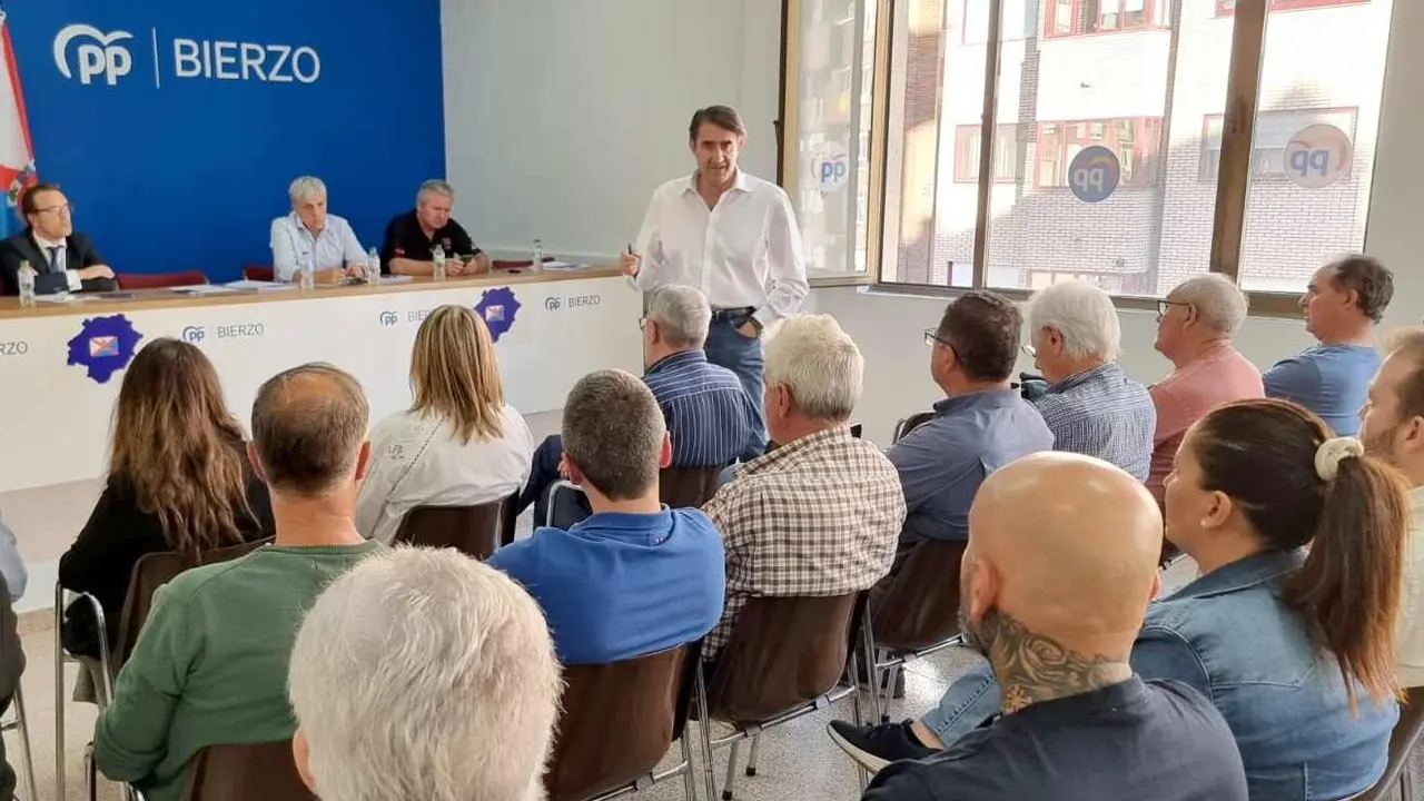 Un instante de la reunión mantenida con alcaldes.