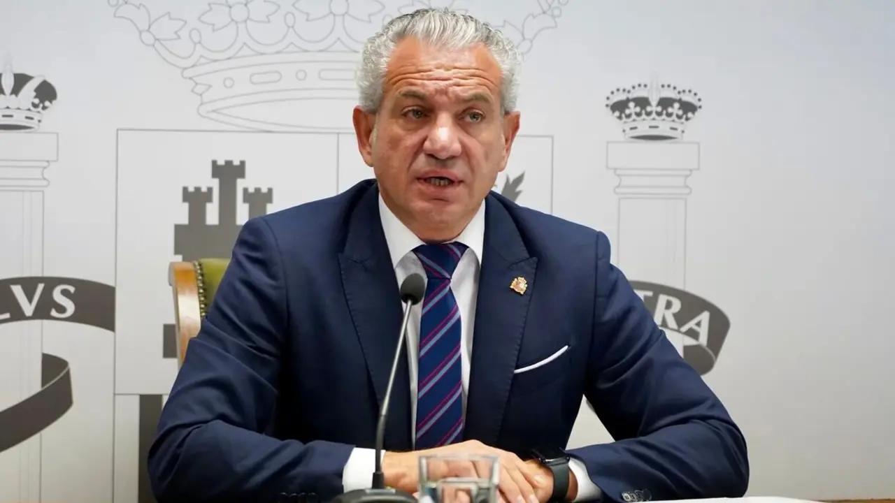 El delegado del Gobierno en Castilla y León, Nicanor Sen, presenta el informe de los medios del Gobierno de España que han participado en la extinción de los incendios durante el pasado mes de agosto en Castilla y León.