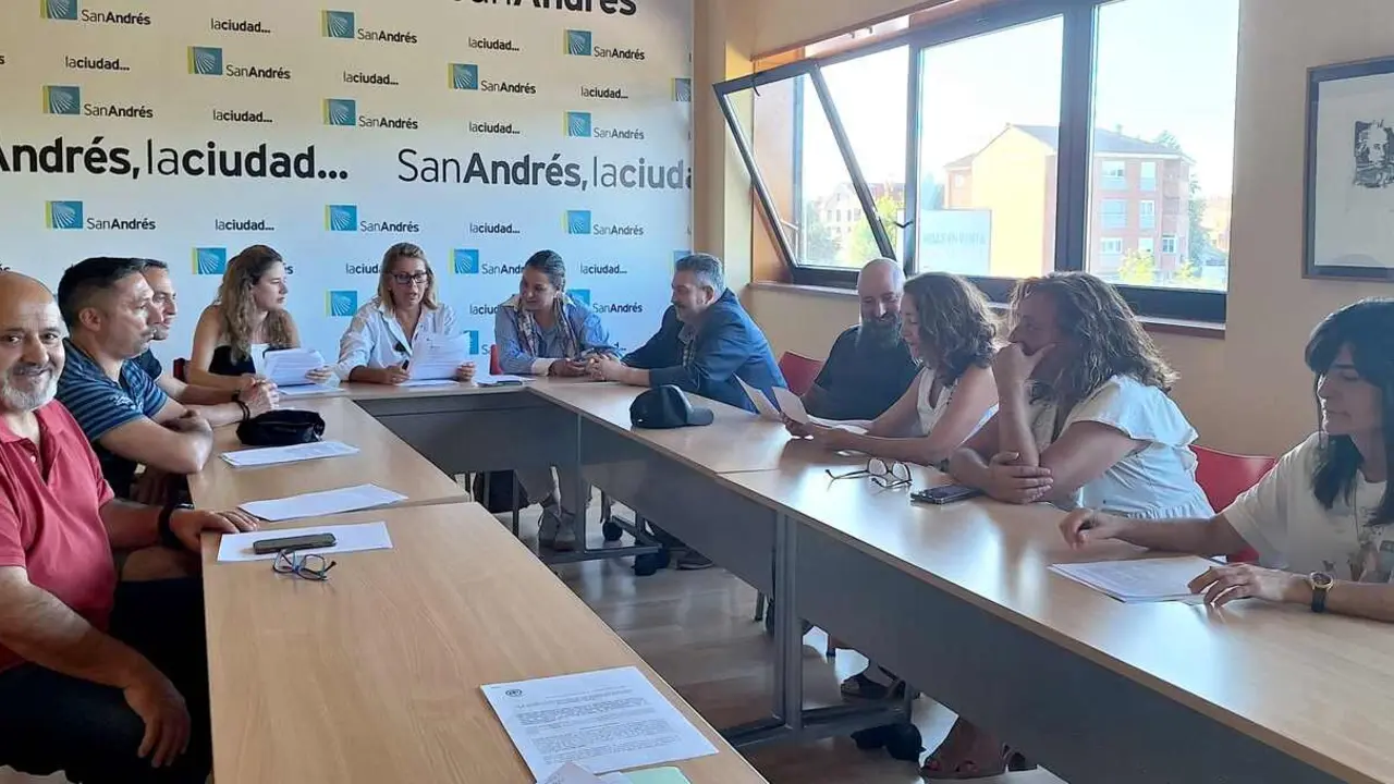 Un instante de la reunión entre PP y sindicatos.