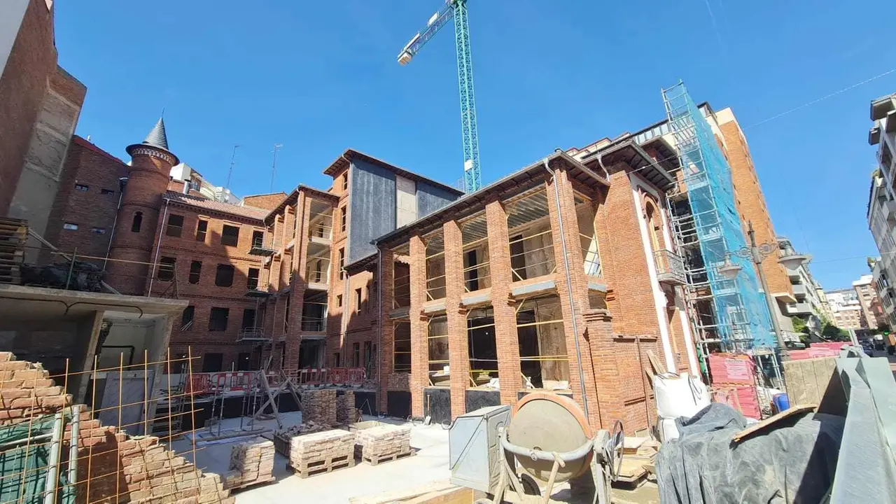 El palacete neomudéjar de León luce su nueva piel en la recta final de su rehabilitación. El futuro Instituto Botánico León encara la fase más visible de las obras y se prepara para abrir como centro médico de referencia internacional en patologías complejas de la columna.