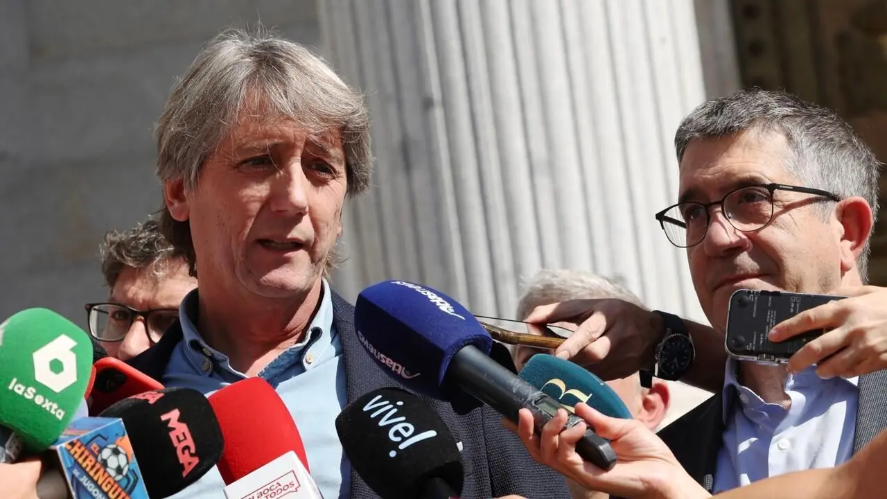 El secretario del PSOE de Castilla y León, Carlos Martínez y el portavoz del Grupo Socialista en el Congreso de los Diputados, Patxi López, atienden a los medios de comunicacion tras mantener un encuentro de trabajo con diputados y senadores de Castilla y León