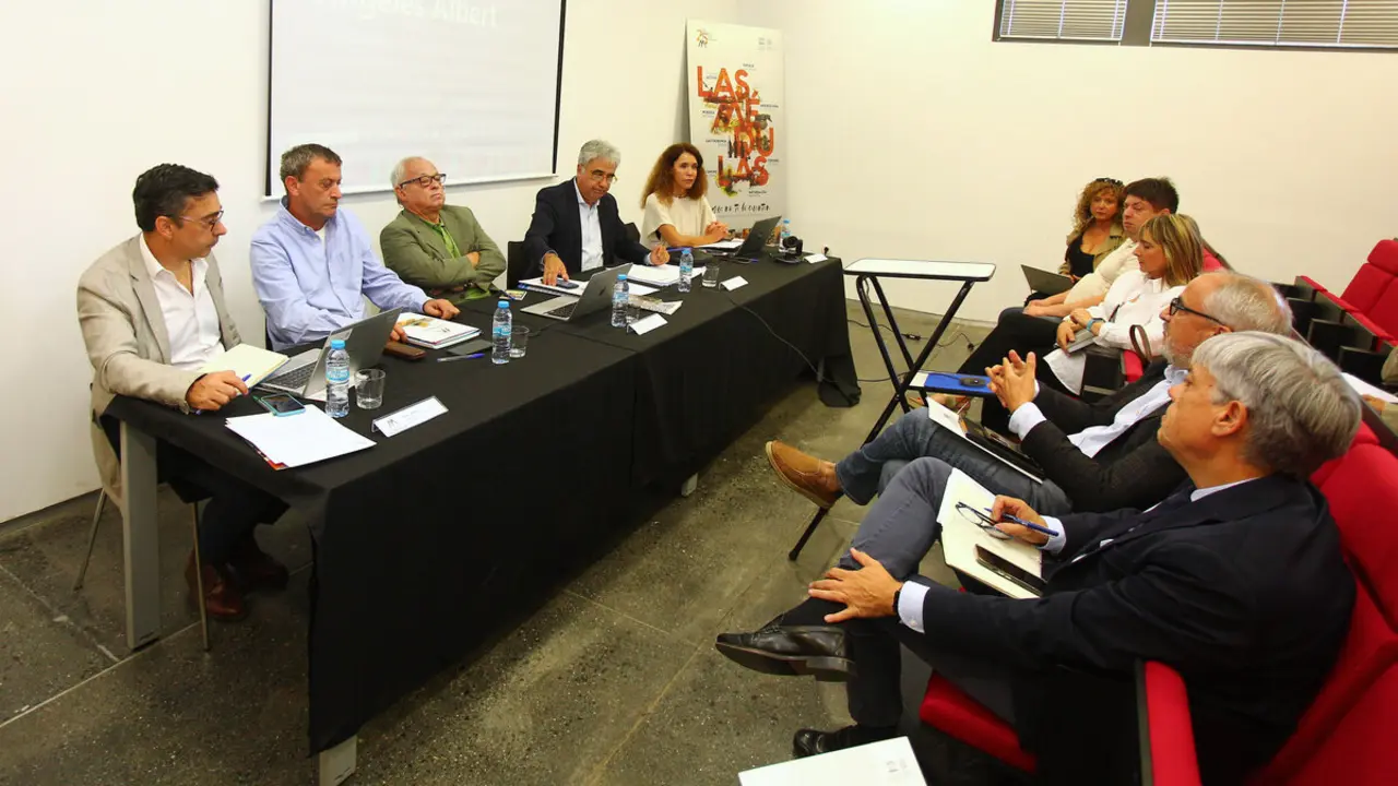 El consejero de Cultura, Turismo y Deporte, Gonzalo Santonja (C), preside la reunión del Equipo Técnico Interdisciplinar de Recuperación de las Médulas