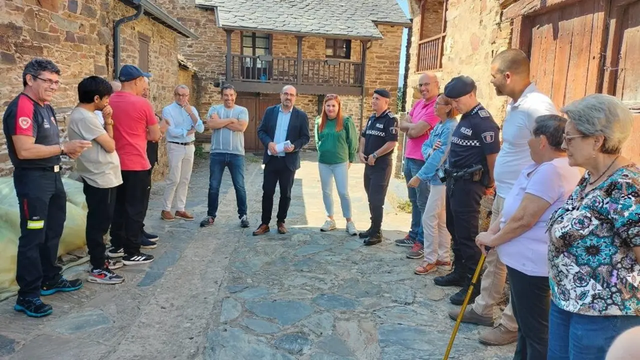 Morala durante su visita este miércoles a la localidad de Espinoso de Compludo.