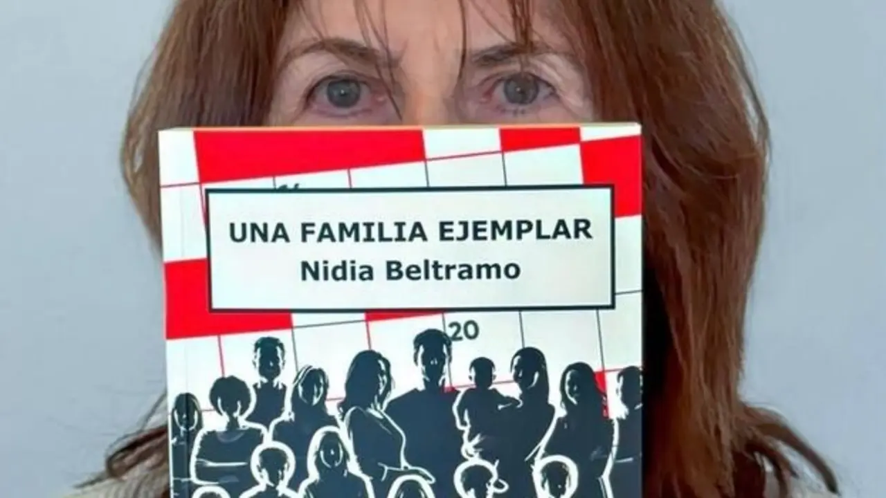 La escritora de origen argentino Nidia Beltramo con su última novela 'Una familia ejemplar'.