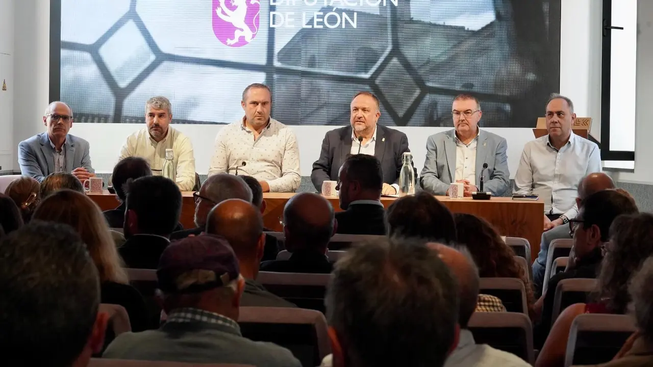 El presidente de la Diputación de León, Gerardo Álvarez Courel, preside la reunión con los ayuntamientos en riesgo por incendios según el Infocal. Foto: Campillo