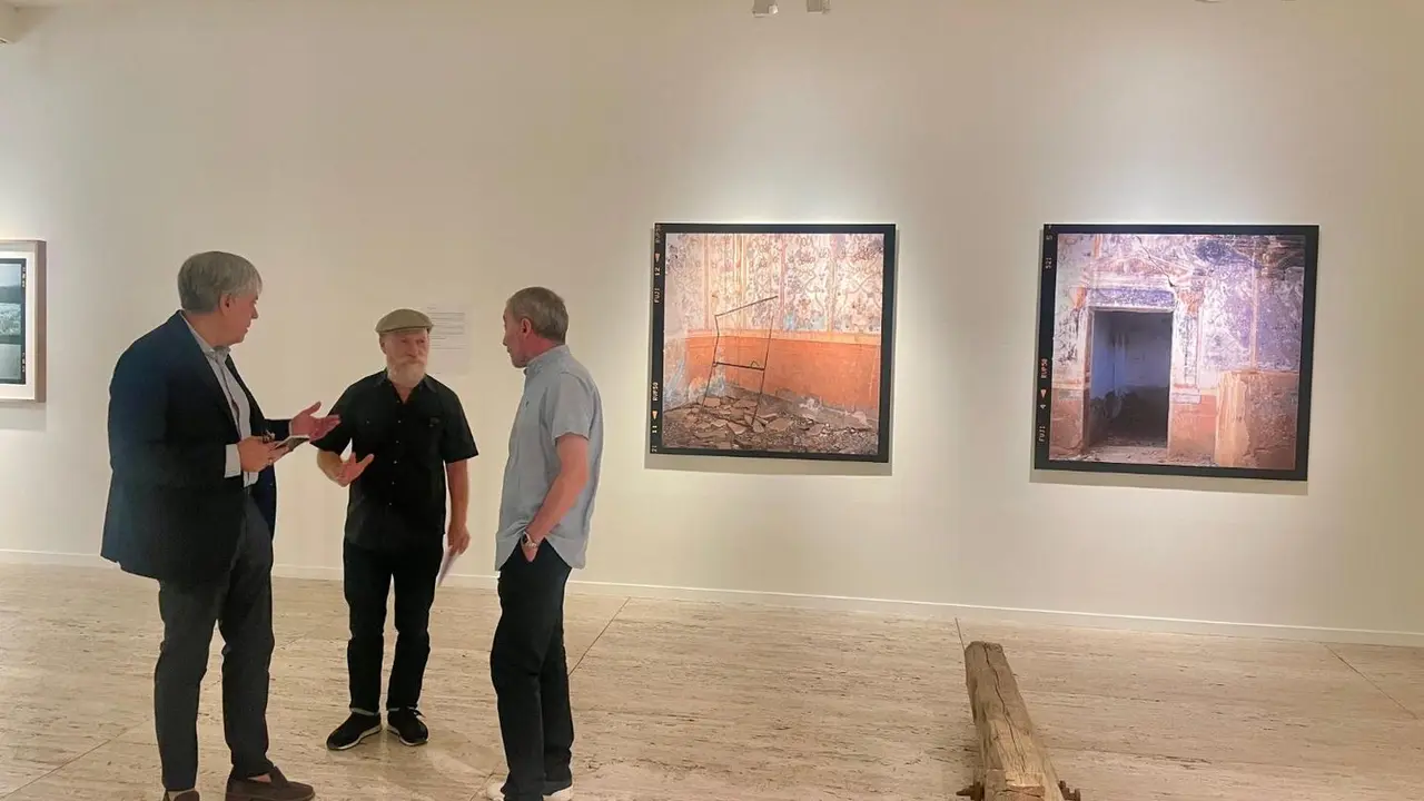 El delegado territorial de la Junta en León, Eduardo Diego y el director del Museo de León, Luis Grau, junto con el autor José María Álvarez, han presentado la muestra fotográfica ‘Sendas y veredas. Proyectos fotográficos (1992-2021) en el Museo de León.
