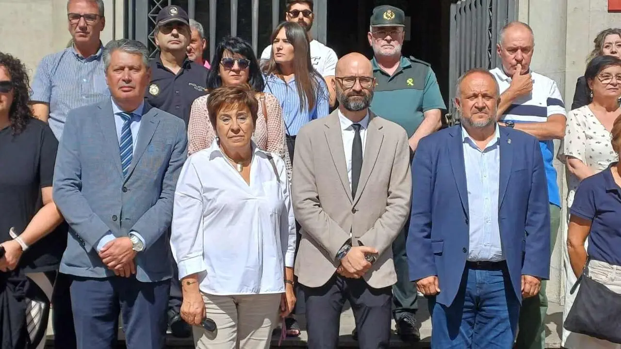 Un instante del minuto de silencio ante la Subdelegación del Gobierno.