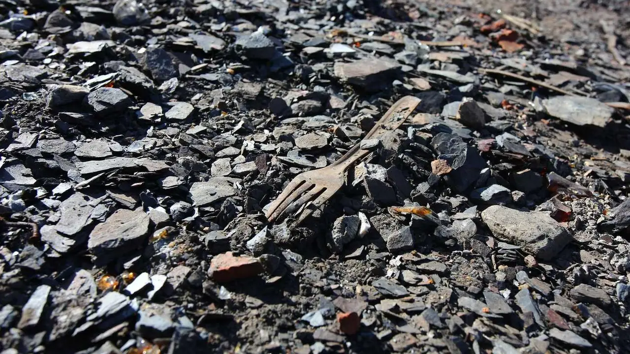 Trabajos de derribo y desescombro de las casas afectadas por el incendio en la localidad de Lusio (León)