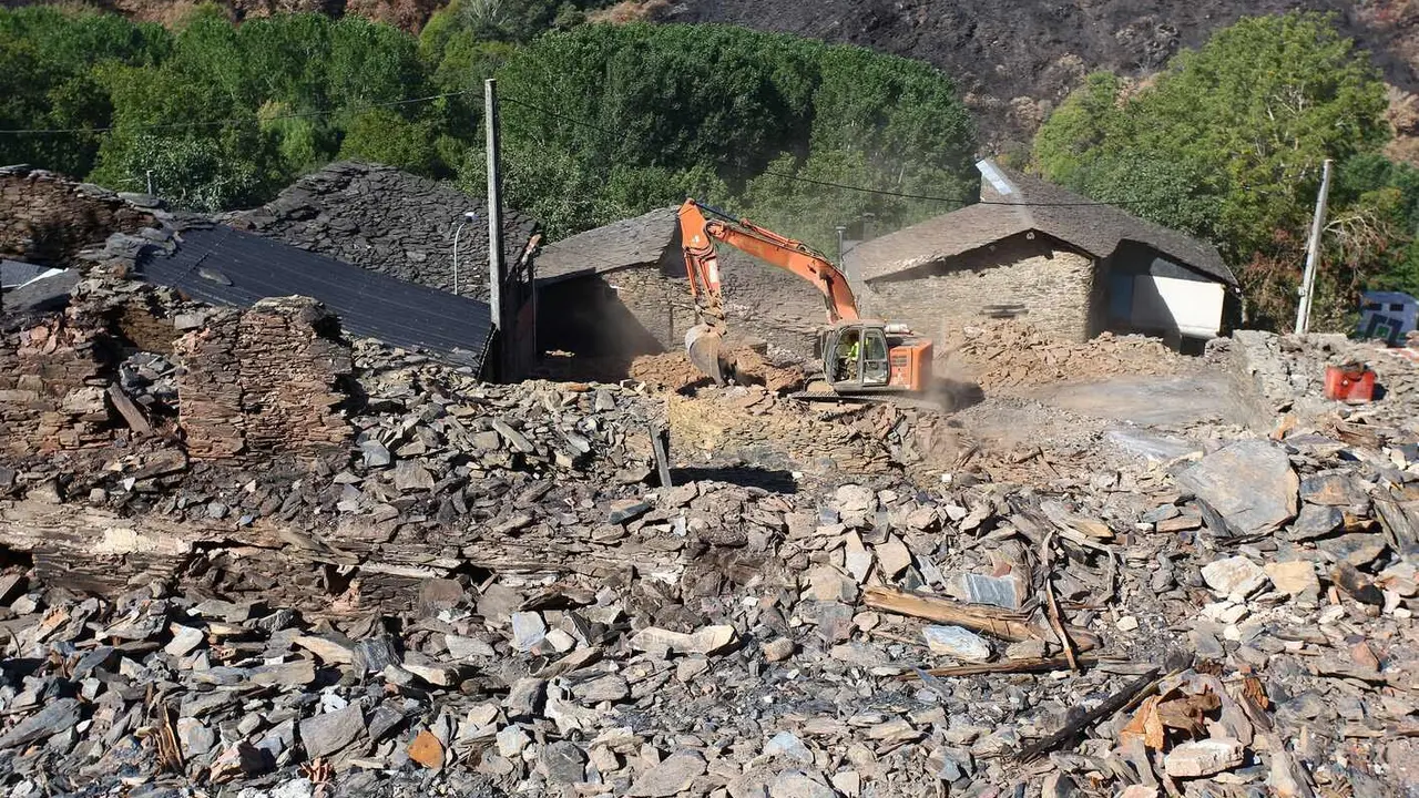 Trabajos de derribo y desescombro de las casas afectadas por el incendio en la localidad de Lusio (León)