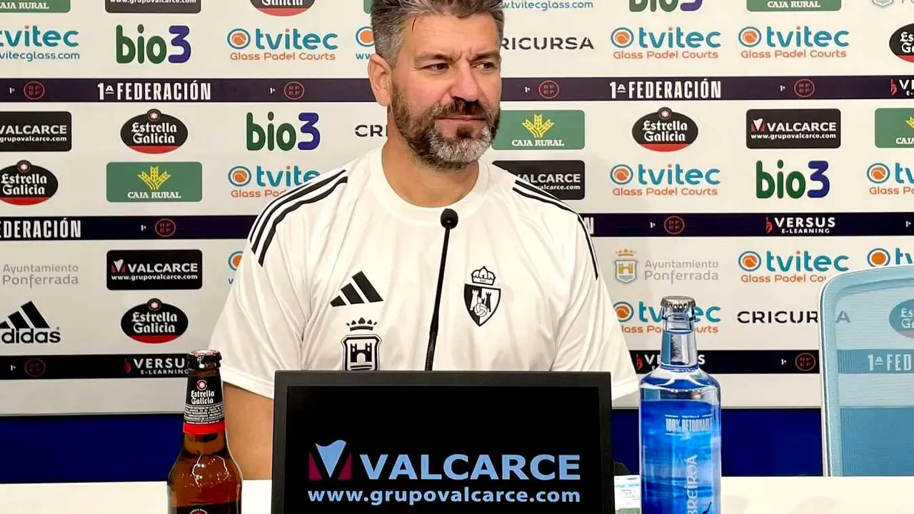 El entrenador de la Ponferradina, durante su comparecencia de este jueves.