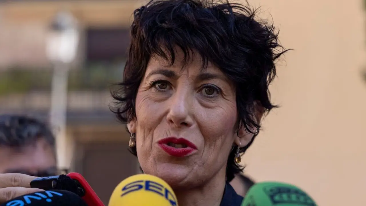 La ministra de Inclusión, Seguridad Social y Migraciones, Elma Saiz, el secretario general del PSCyL, Carlos Martínez, y el responsable estatal del Sindicato Profesional de Bomberos Forestales de UGT, Ángel Rubio, mantiene una reunión con bomberos forestales de Castilla y León. Foto: Susana Martín.