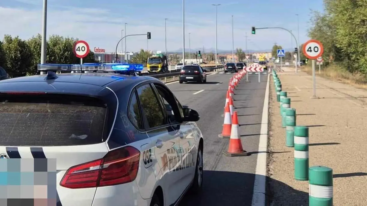 Una fuga de agua en una tubería general ha obligado este miércoles a cortar parte del carril exterior de la rotonda de La Granja con la LE-20, en el acceso a la capital leonesa. Fotos: Policía Loca