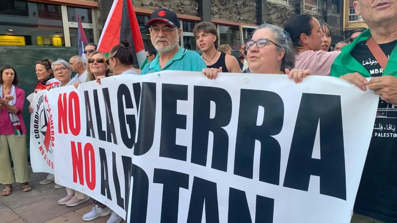 Más de un centenar de personas claman en León contra el genocidio en Gaza. La concentración convocada por CNT y CGT respaldó a la flotilla humanitaria rumbo a Gaza y se sumó a la jornada internacional de movilización del 18 de septiembre. Fotos: A.F. Reca