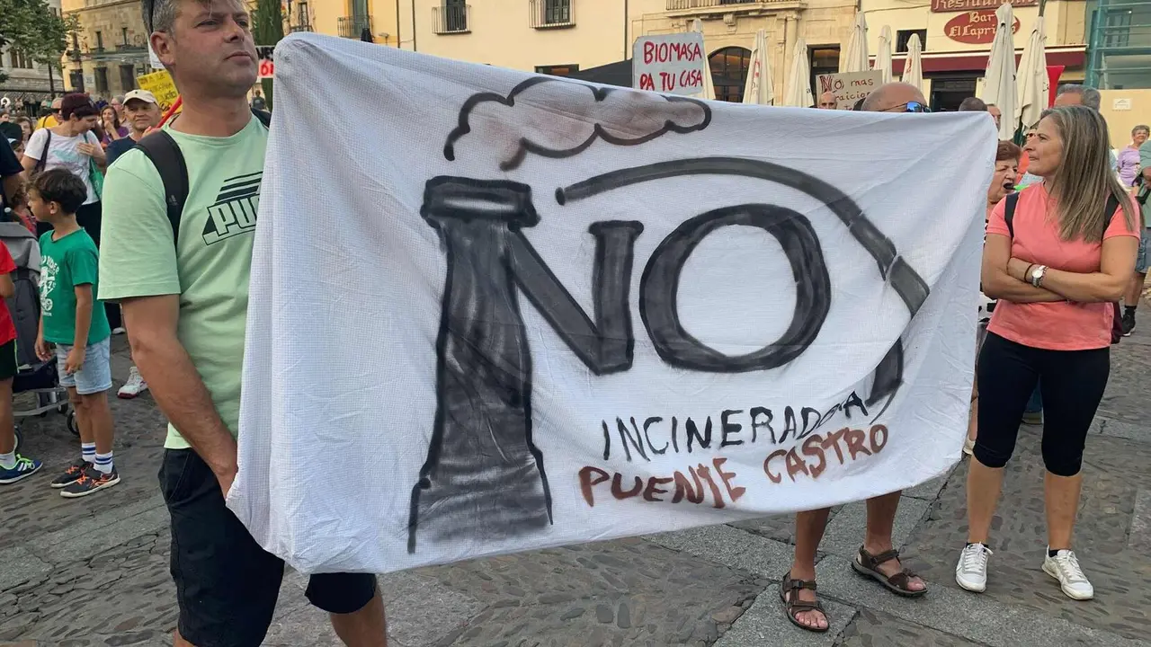 Vecinos de Puente Castro protestan contra la instalación de una macroplanta de biomasa en su barrio.