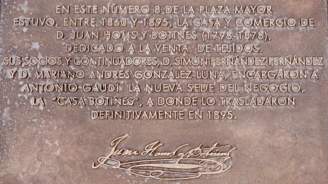 El director del Museo Casa Botines Gaudí, Raúl Fernández; el alcalde de León, José Antonio Diez; el doctor en Historia Carmelo Lucas y el investigador Miguel Ángel Cordero presentan las placas conmemorativas sobre el origen de Casa Botines y las visitas de Sorolla a León. Foto: Campillo