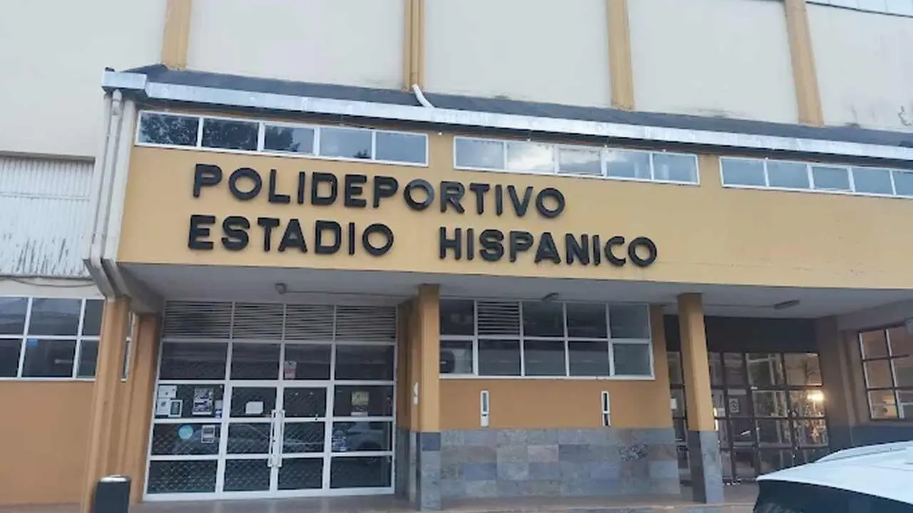 Imagen de la fachada principal del Estadio Hispánico.