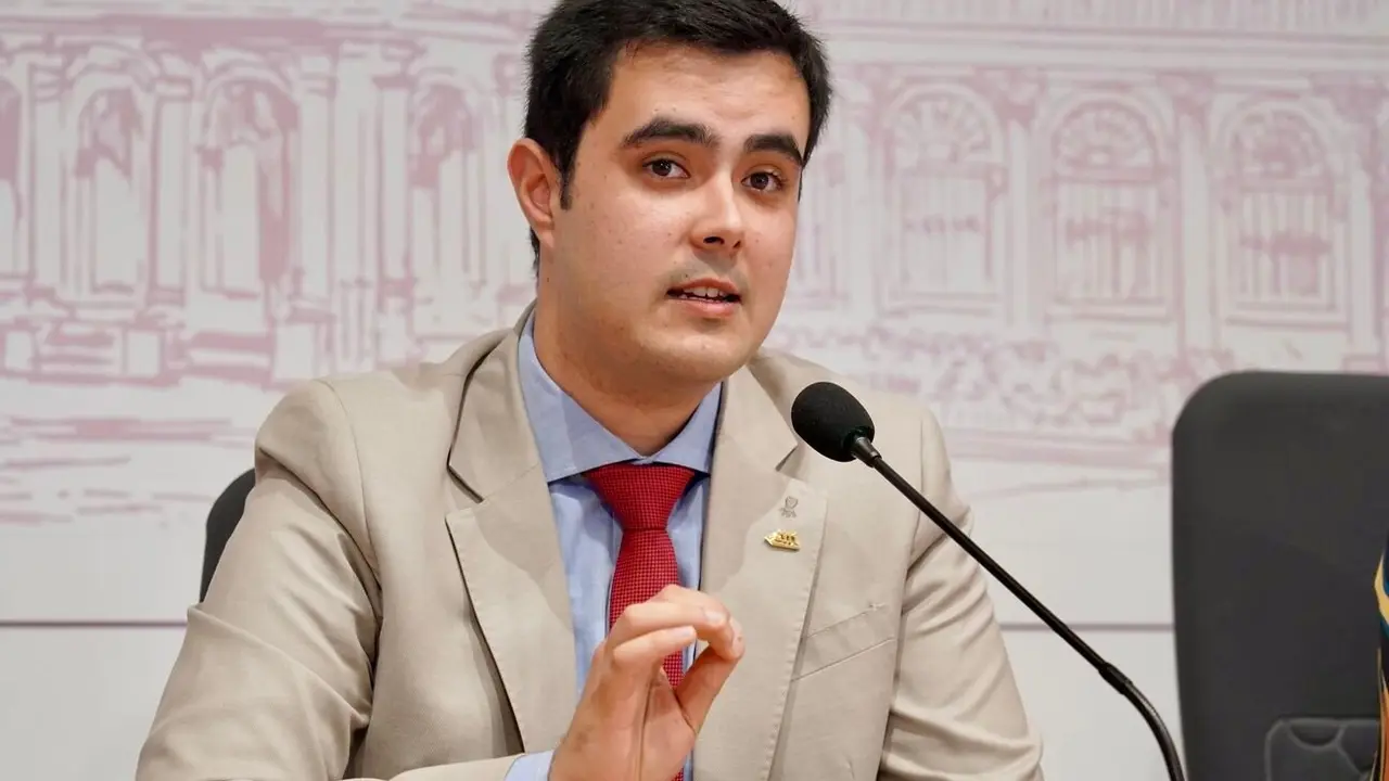 La concejala de Acción y Promoción Cultural de León, Elena Aguado, presenta el ciclo ‘Órgano en la Catedral’ acompañada del organista, Carlos Julián Fernández, el deán, Florentino Alonso y la secretaria de la asociación Amigos del Órgano Catedral de León, Marta Martínez