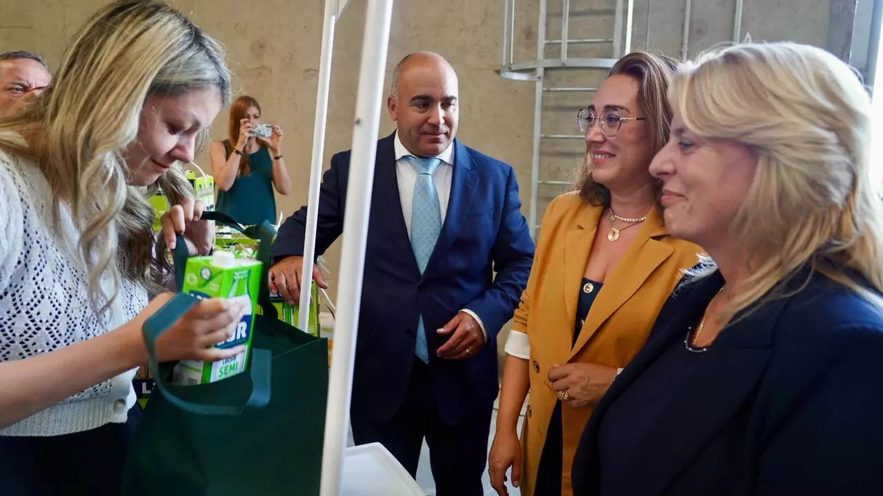 La consejera de Agricultura, Ganadería y Desarrollo Rural, María González Corral, asiste al acto inaugural de las nuevas instalaciones de la Cooperativa LAR-Agrocantabria. Foto: Campillo