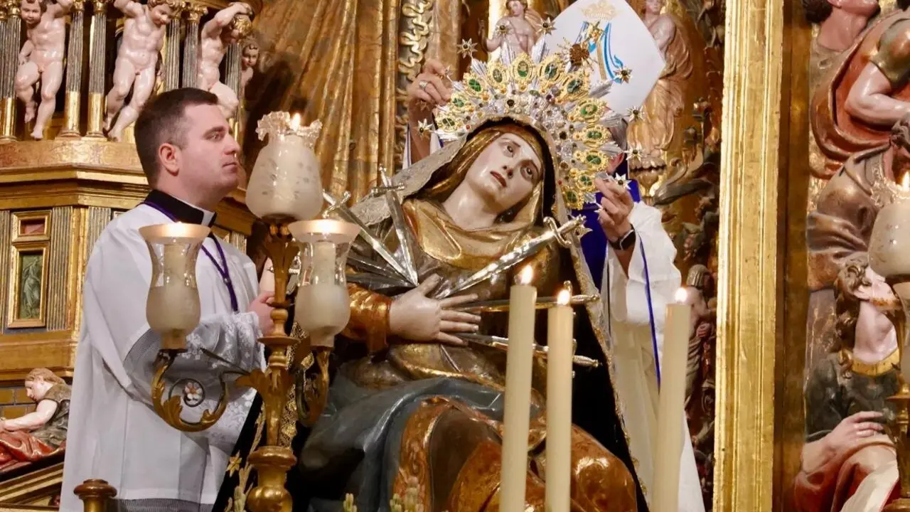 El presidente de la Conferencia Episcopal Española y arzobispo de Valladolid, Luis Argüello, preside en Astorga la ceremonia de coronación canónica de la imagen de Nuestra Señora de los Dolores. Fotos: Campillo