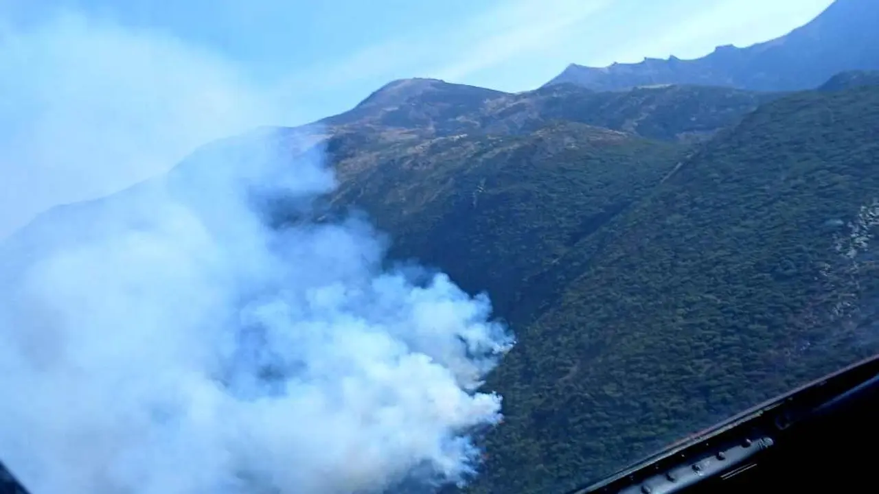 Vista aérea del incendio desde uno de los helicópteros.