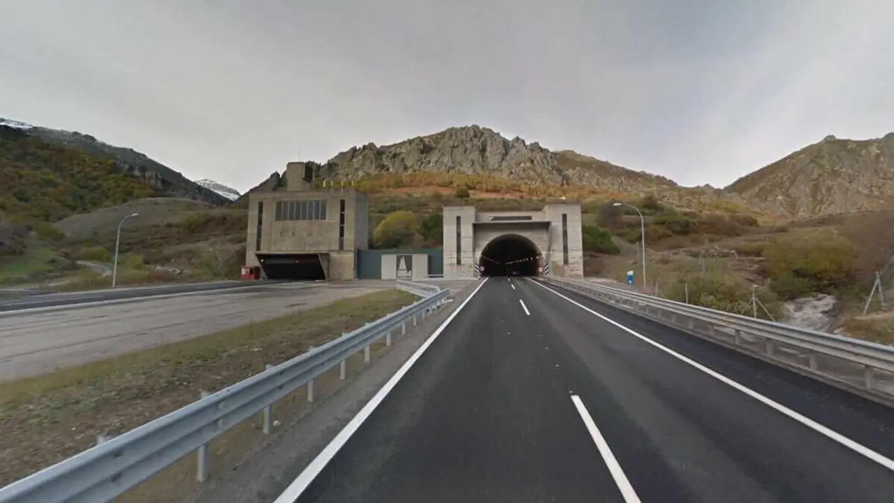 Imagen de la autopista del Huerna en el túnel de El Negrón.