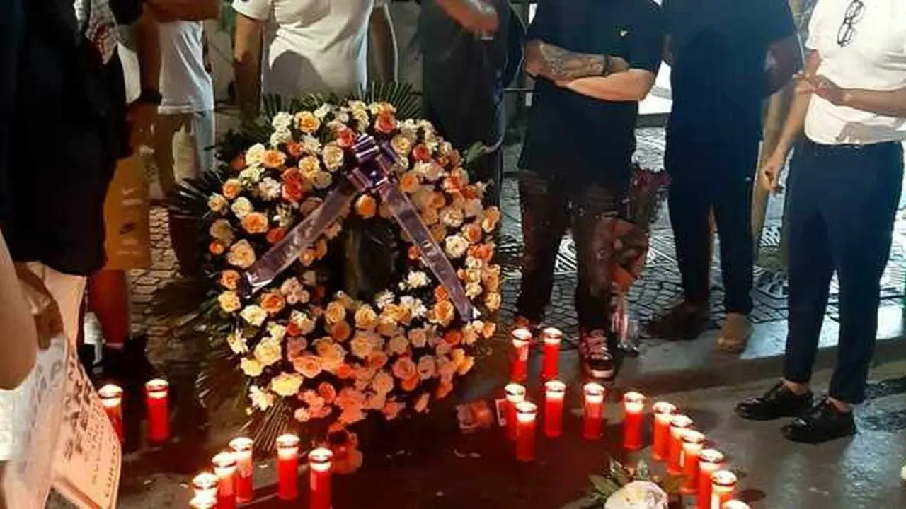 Coronas, velas, flores y dedicatorias en el lugar donde falleció la estudiante leonesa.