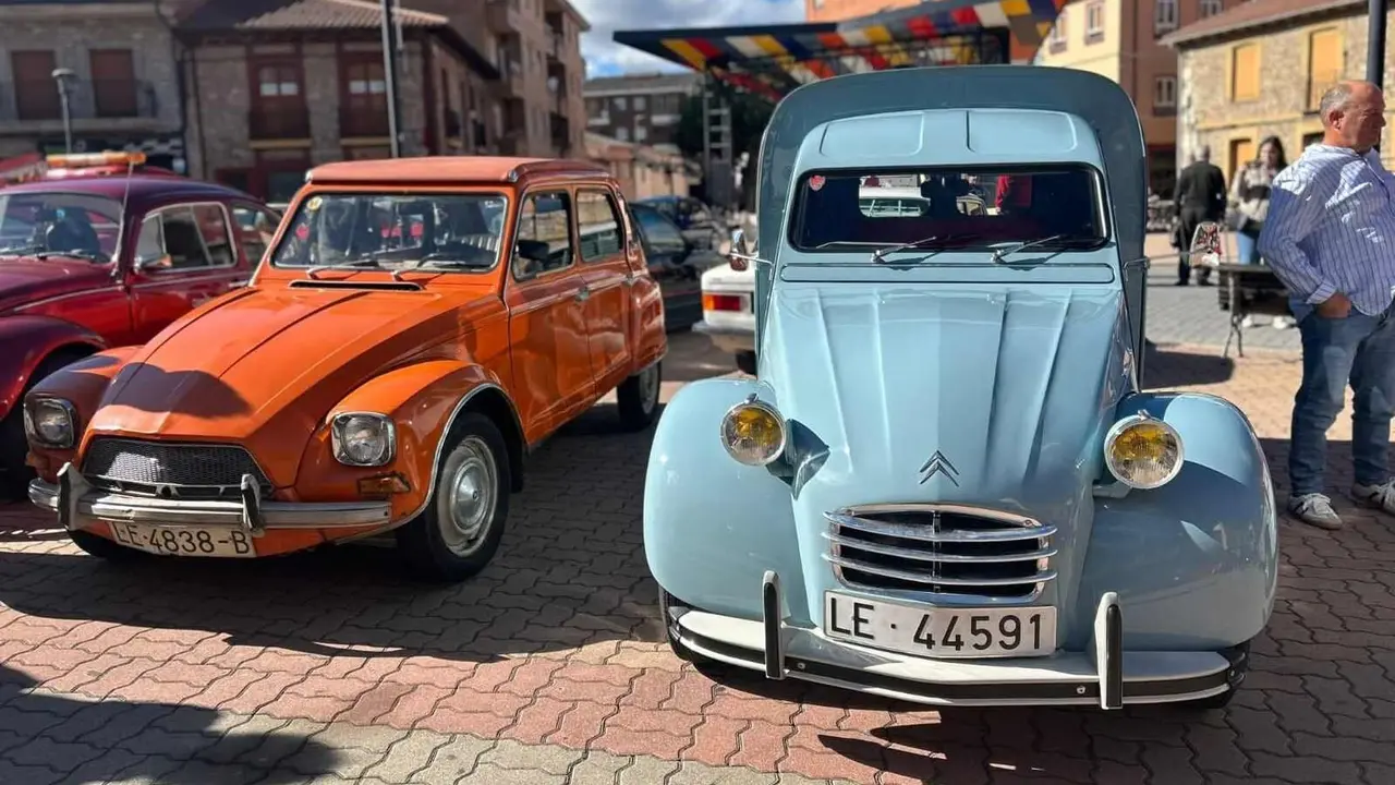 La Robla vivió este domingo una jornada histórica con la celebración de su primera Concentración de Vehículos Clásicos, que superó todas las expectativas. Más de 80 automóviles llegados de distintos puntos de la provincia y de comunidades vecinas se dieron cita en la localidad de la Montaña Central Leonesa, atrayendo a cientos de curiosos y aficionados al motor.
