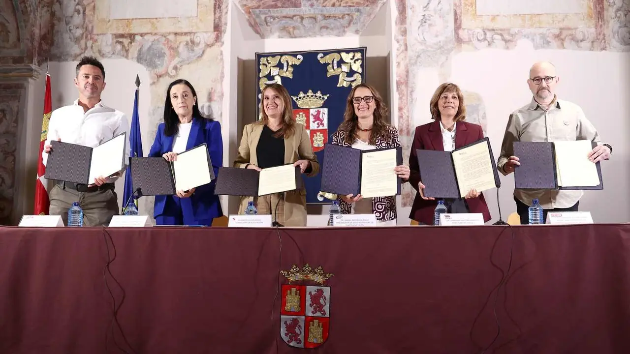 La consejera de Educación, Rocío Lucas, firma con las organizaciones sindicales el acuerdo de mejora de las condiciones laborales del personal docente de centros públicos no universitarios de la Comunidad.