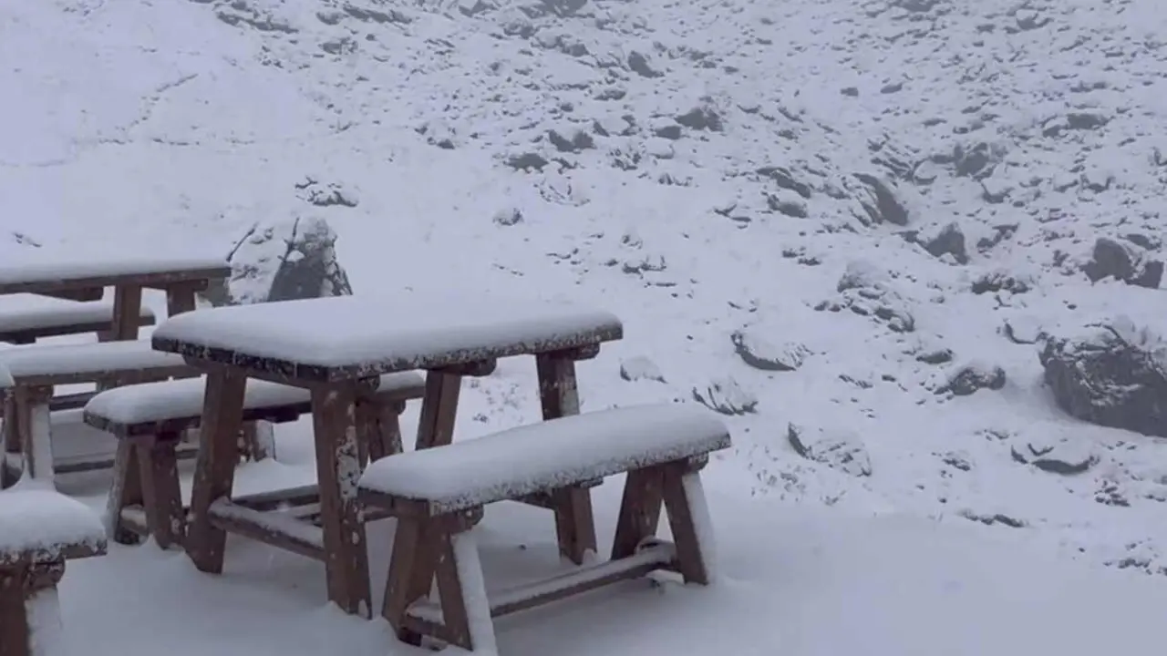 La estampa de la montaña leonesa nevada coincide con el inicio del otoño.