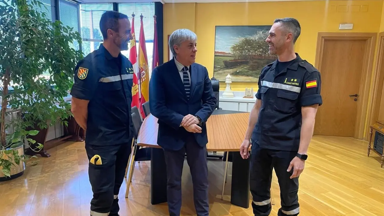 El delegado territorial de la Junta en León, Eduardo Diego (centro), ha recibido este lunes al nuevo teniente coronel del V Batallón de la UME en León, Pablo Samaniego Pérez (izquierda) y a su predecedor, Daniel Constantino.