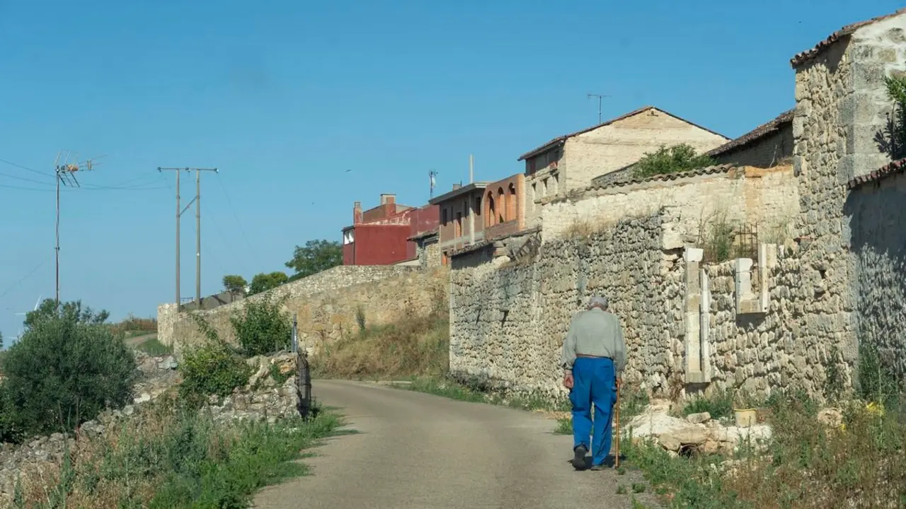Una persona mayor pasea por la localidad vallisoletana de Castromonte