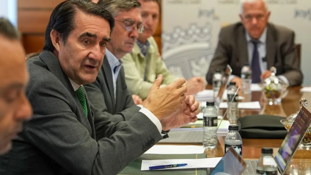 El consejero de Medio Ambiente, Vivienda y Ordenación del Territorio, Juan Carlos Suárez-Quiñones, se reúne con miembros la Mesa de la Madera.