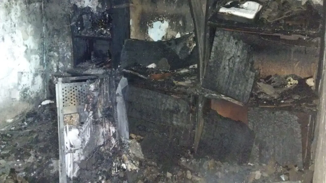 Interior del edificio donde se produjo el incendio este lunes en el Camino Bajo de San Andrés con Puebla de Sanabria. Foto: Speis Ponferrada