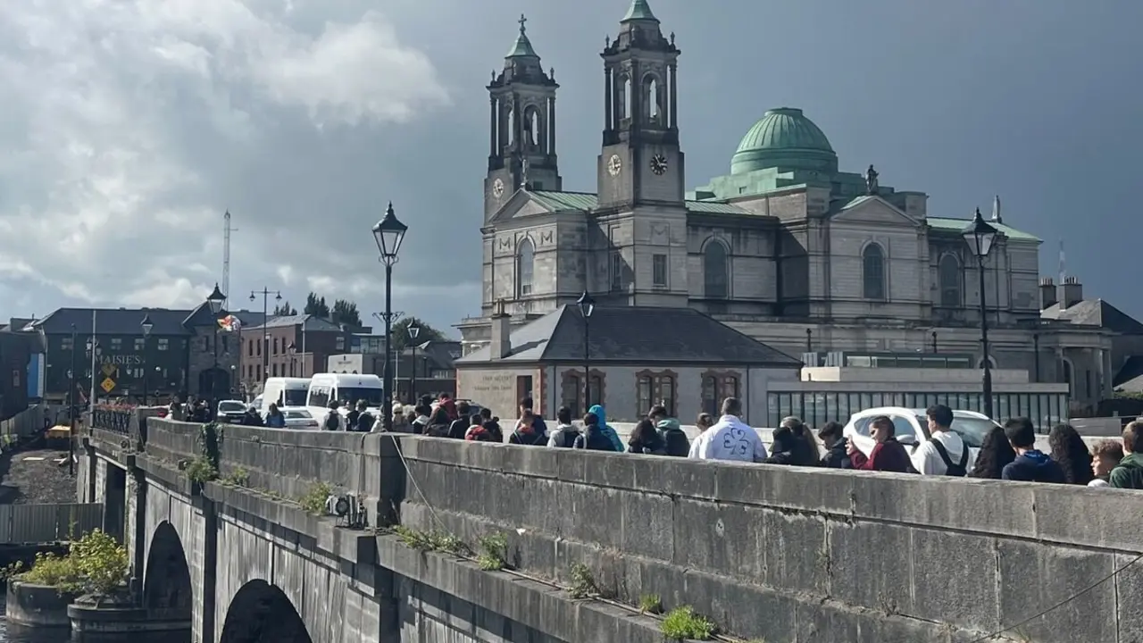 Los alumnos de La Asunción durante una visita turística por la ciudad irlandesa de Atlone.