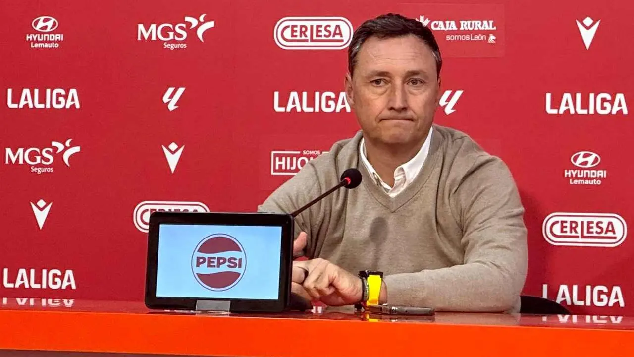 Llona, en su rueda de prensa de despedida.