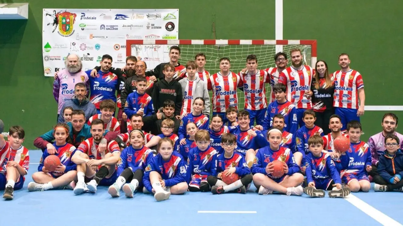 Foto de familia del primer equipo del Prodelais Balonmano Atlético Paramés con los jugadores de las categorías inferiores. Foto: Sergio Grande Madrid