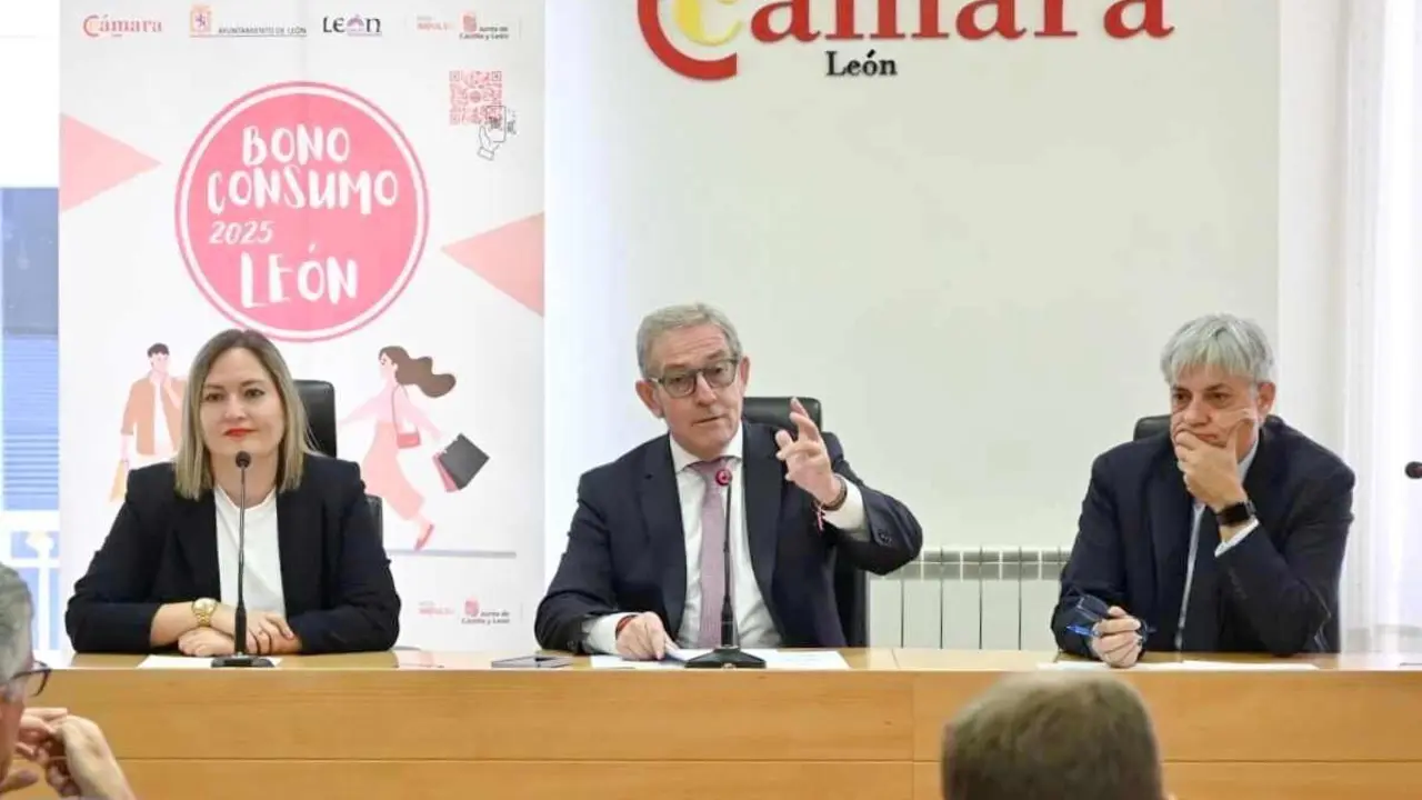 La concejala de Comercio, Consumo y Fiestas Camino Orejas; el presidente de la Cámara de Comercio, Javier Vega, y el delegado territorial de la Junta, Eduardo Diego, hacen un balance de la última campaña del programa de bonos al consumo de León. Foto: Campillo