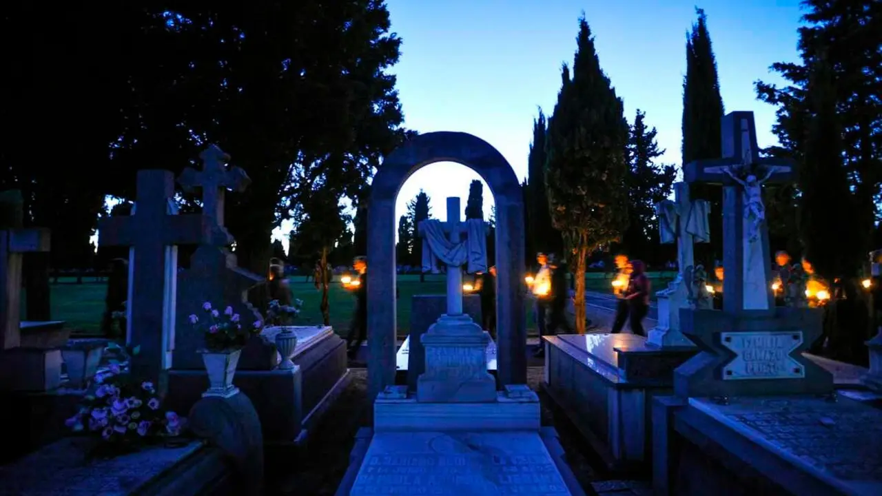 Un grupo de visitantes, durante una de las rutas por el cementerio.