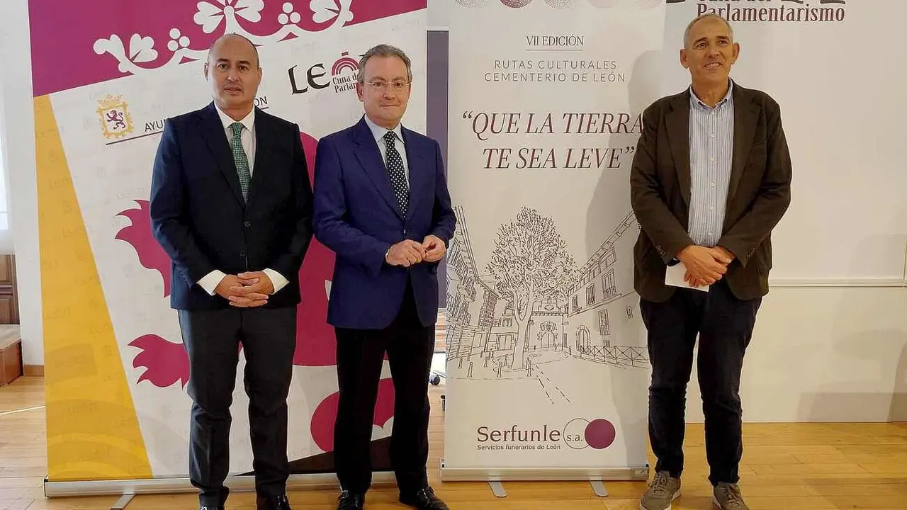 El presidente de Serfunle, Vicente Canuria, a la derecha, momentos antes de la presentación de las rutas culturales del cementerio.