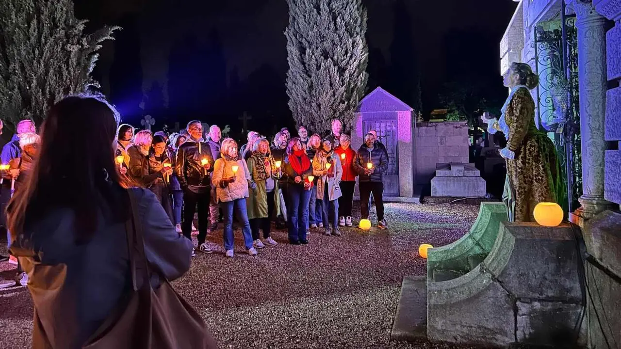 Un grupo de visitantes, durante una de las rutas por el cementerio.
