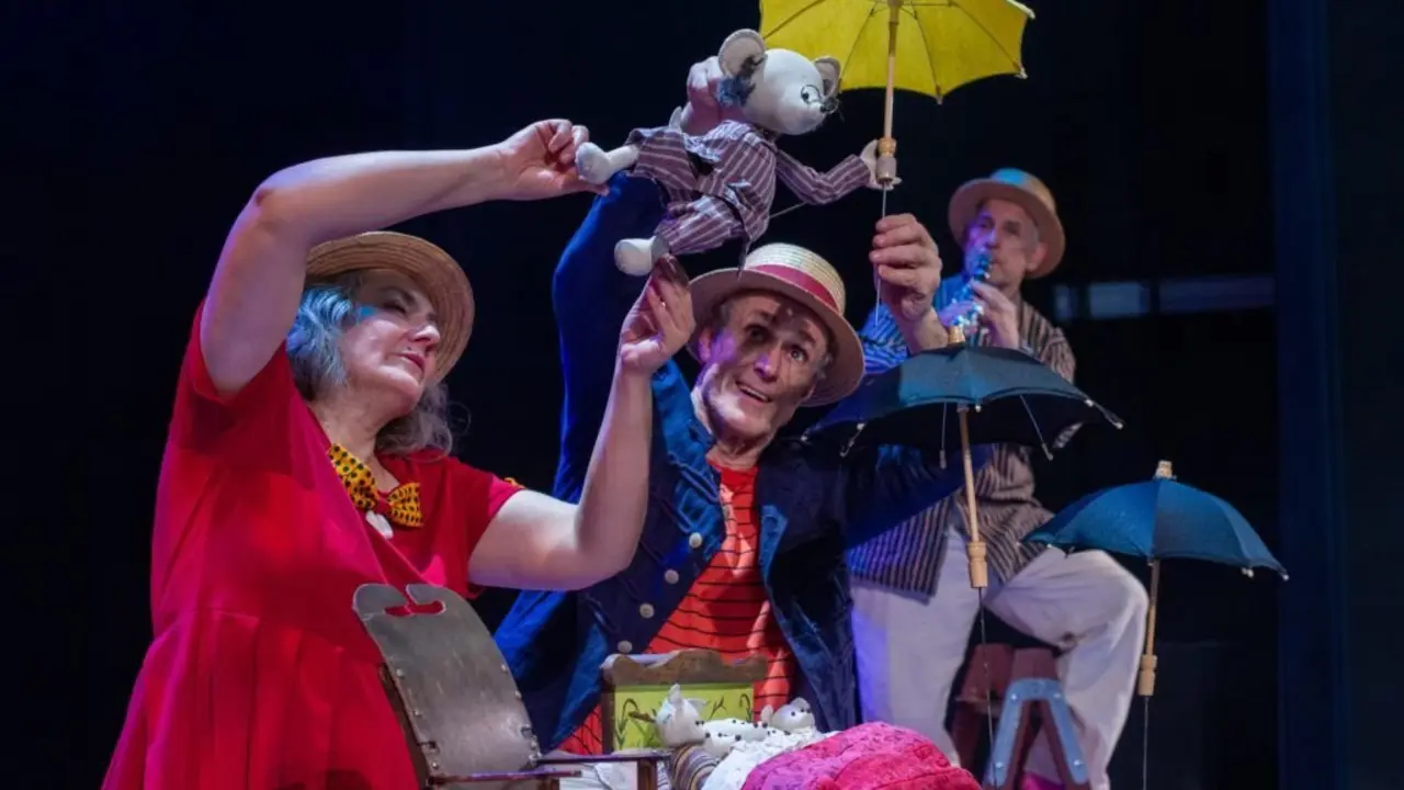 Un momento de la representación de 'Cuentos viajeros' de Elfo Teatro.