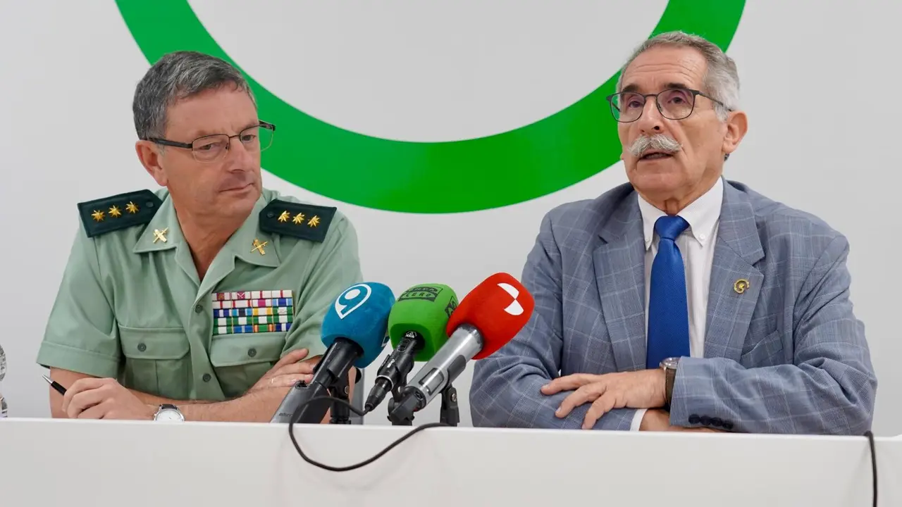 El presidente de la Asociación Española Contra el Cáncer de León, Estanislao de Luis Calabuig, y el coronel jefe de la Comandancia de la Guardia Civil de León, Julio Andrés Gutiérrez Hernández, firman un protocolo para fomentar la lucha contra esta enfermedad. Foto: Campillo