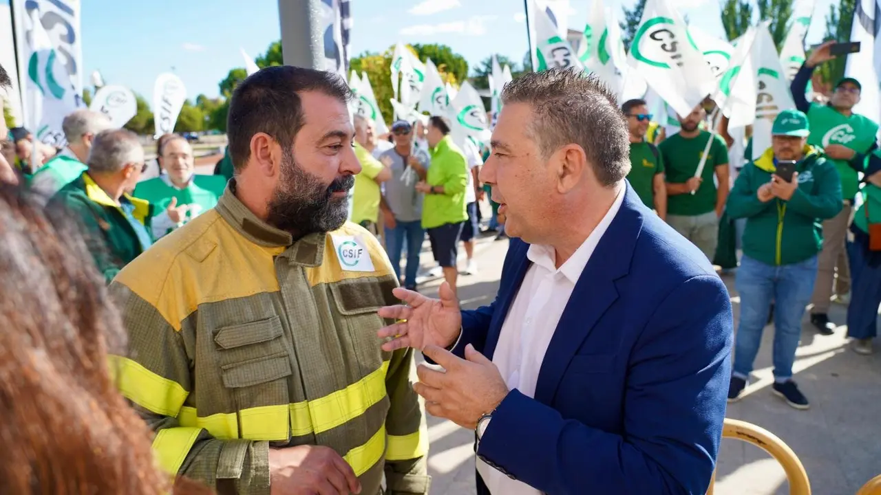Concentración frente a las Cortes convocada por CSIF a la que asisten bomberos forestales y agentes medioambientales para reclamar un operativo totalmente público. Foto: Leticia Pérez