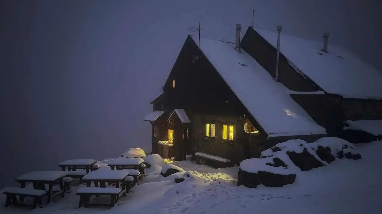 La primera nevada gran sorprende en los Picos de Europa en pleno mes de septiembre; hasta 20 centímetros de nieve se han registrado en Collado Jermoso, un fenómeno que “no se veía desde hace 28 años”. Fotos: Collado Jermoso