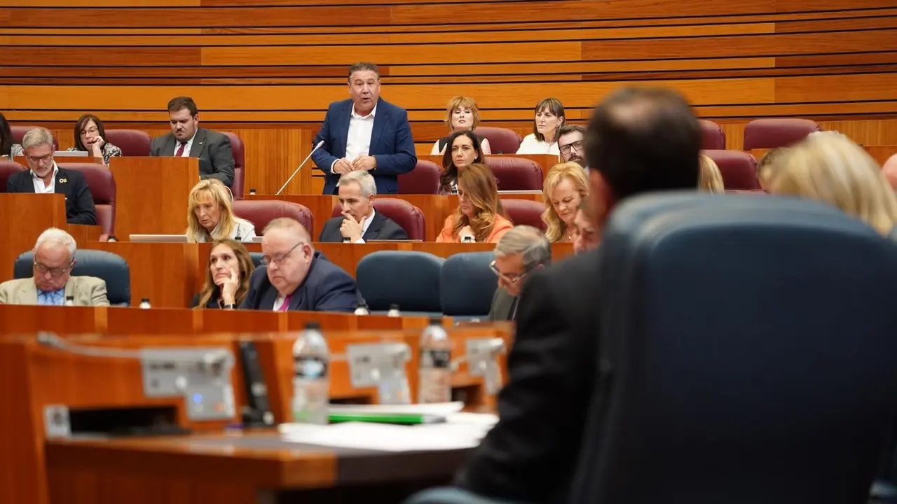 Primera sesión del Pleno de las Cortes de Castilla y León; en la imagen, intervención de Luis Mariano Santos. Fotos: Leticia Pérez