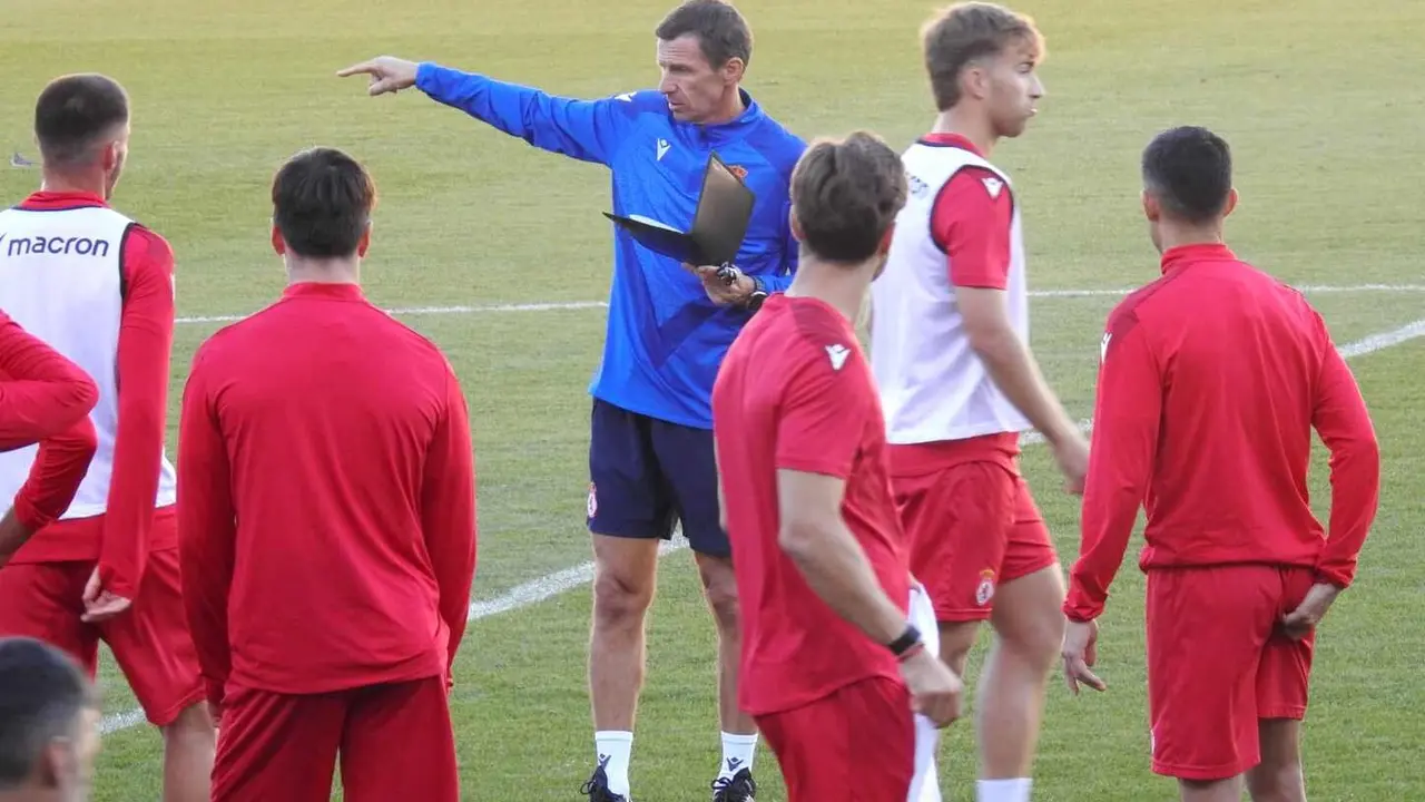 'Cuco' Ziganda toma las riendas de la Cultural y Deportiva Leonesa. Con la mirada puesta en el derbi ante el Valladolid el técnico ha dirigido este martes su primera sesión en el Reino de León. Fotos: M.A. García