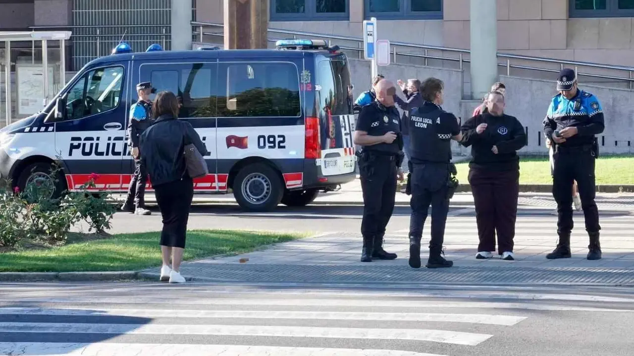 Efectivos de la Policía Local León intervienen en un atropello en la zona de la Universidad. Foto: Campillo
