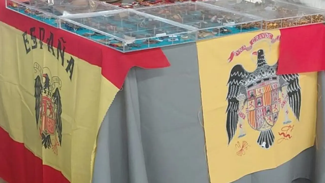 simbología franquista en la Feria de Antigüedades de Ponferrada