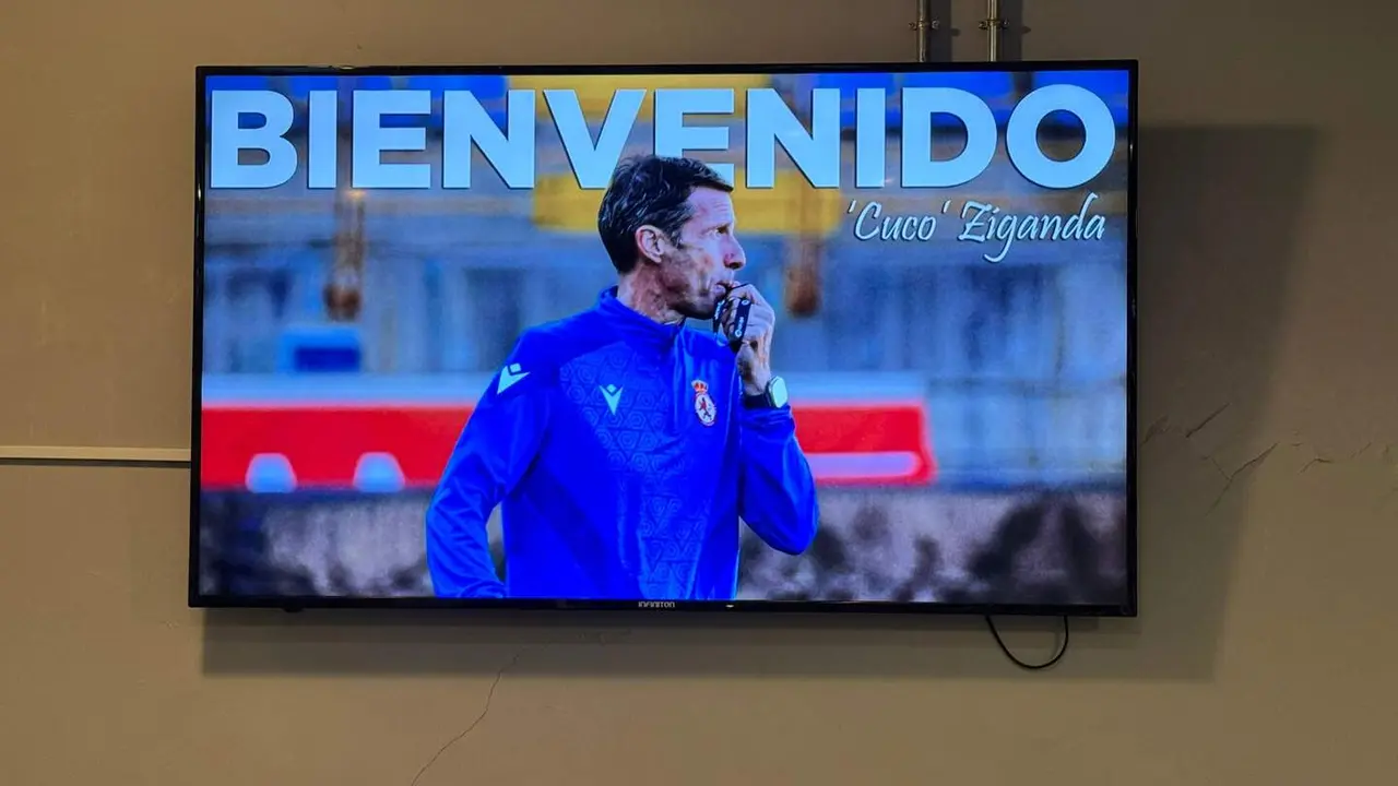 Un televisor del antepalco da la bienvenida al nuevo técnico.